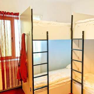 Хостелы Golden Hostel Borș Орадя Односпальная кровать в общем номере для мужчин и женщин-4
